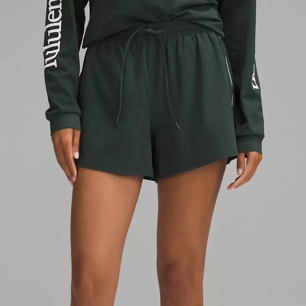 Lululemon Lightweight High-Rise Relaxed Short 3" Size 4